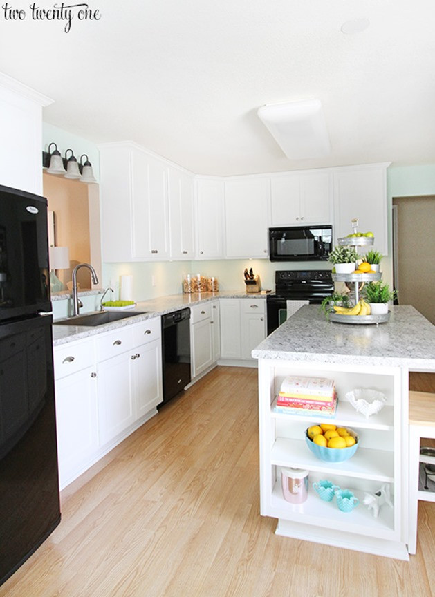 White Kitchen Black Appliances
 10 Beautiful kitchens with Laminate Countertops