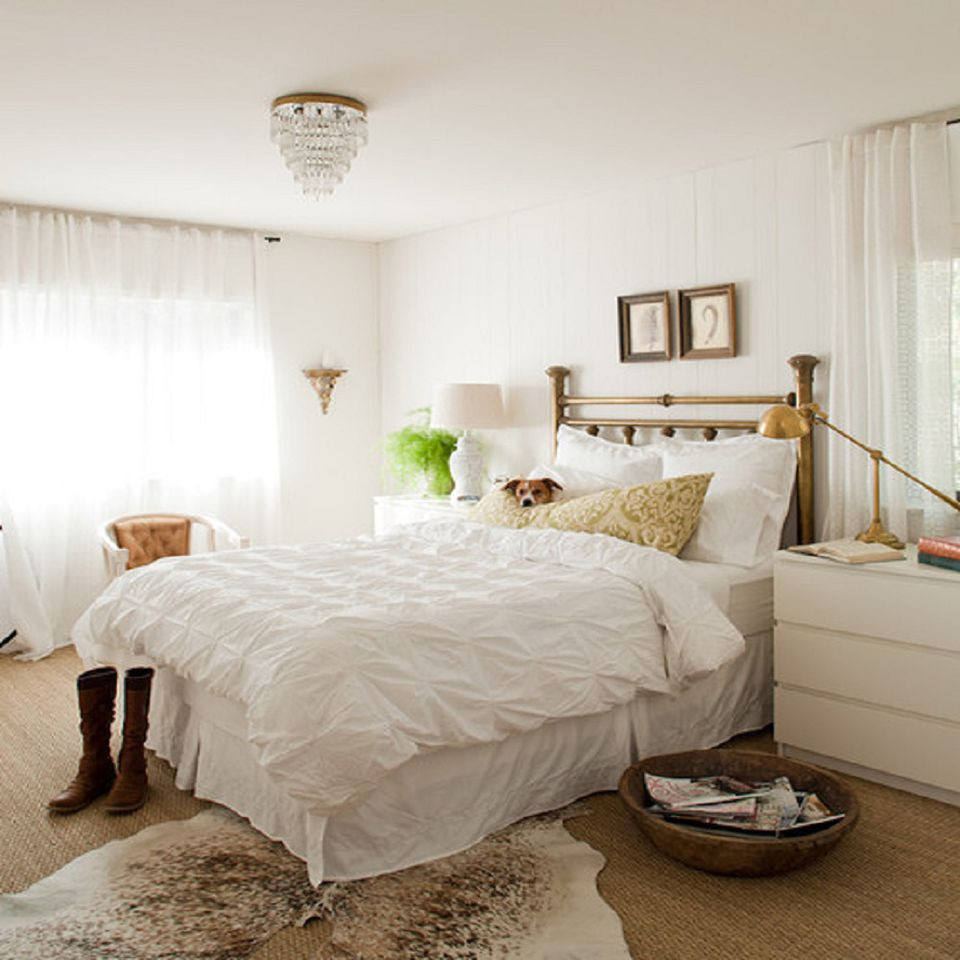 White Wall Bedroom Ideas
 Decorating Bedrooms with White Walls