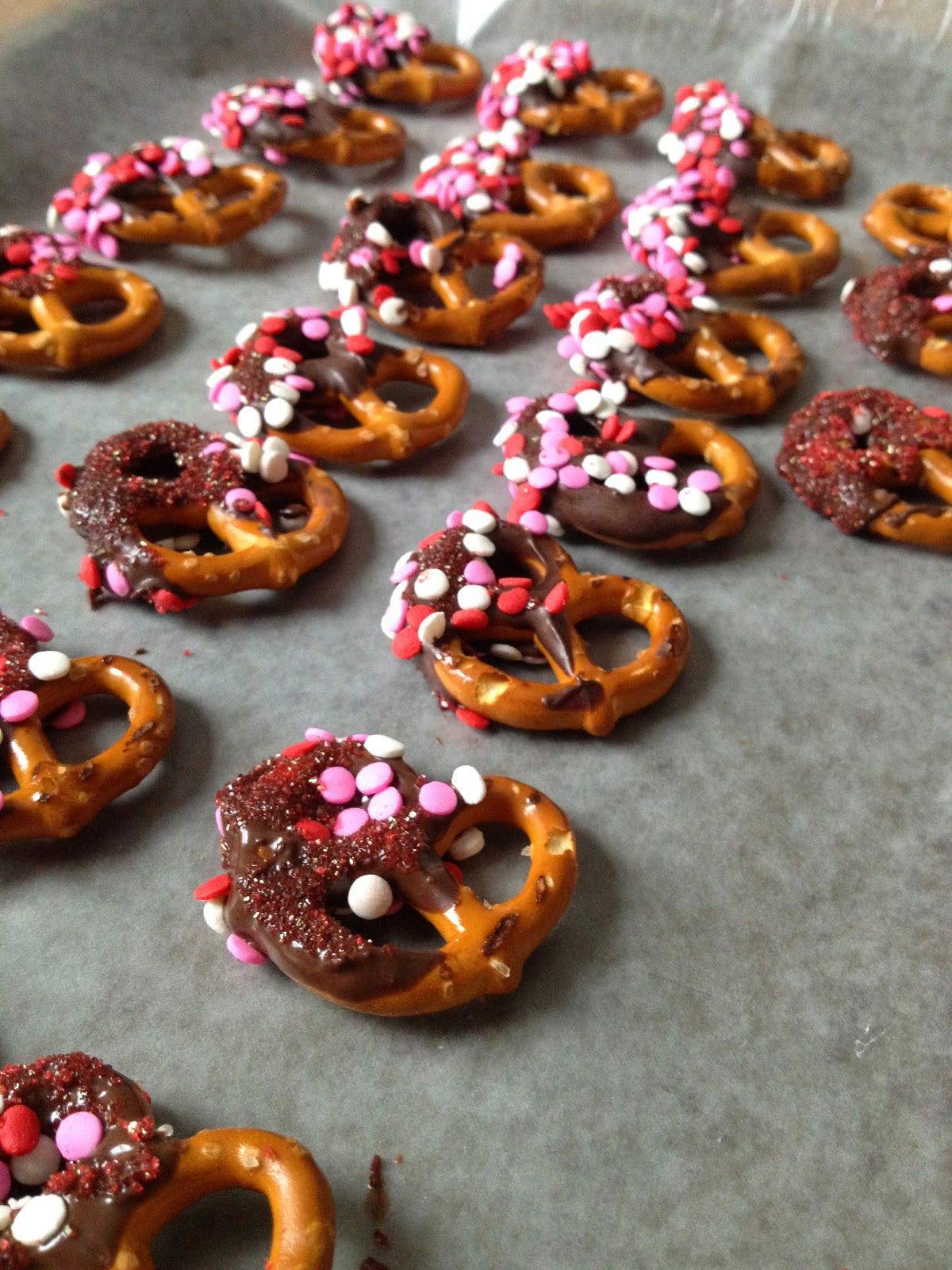 Chocolate Covered Pretzels For Valentines Day
 Live Love Lemon Valentine s Day Chocolate Pretzels