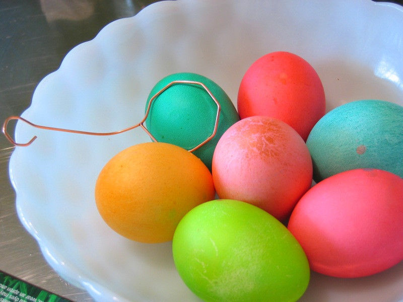 Coloring Easter Eggs With Food Coloring
 Coloring Easter Eggs Ditch the Chemical Food Colorings