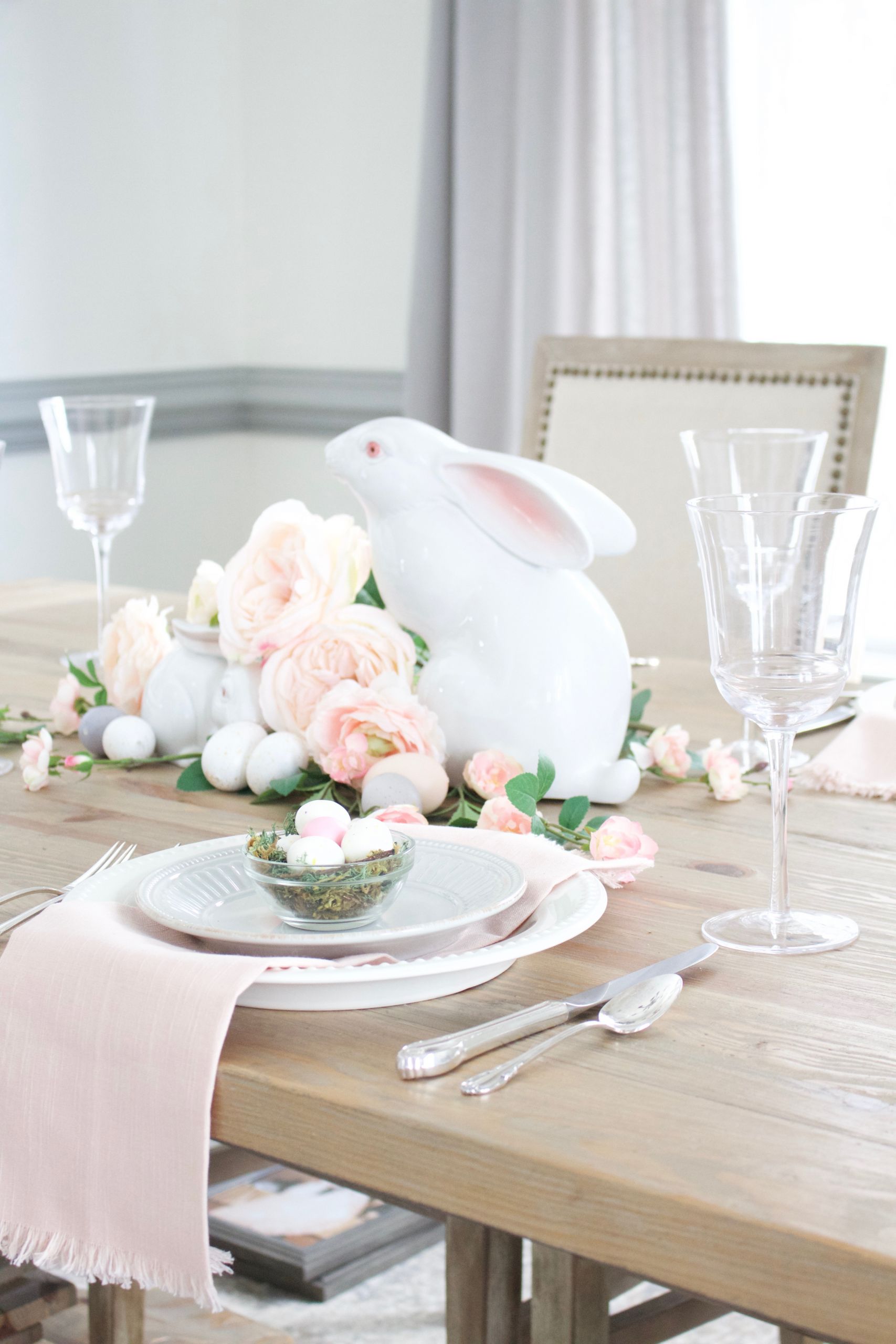 Easter Table Decor
 Beautiful & Affordable Easter Table Decorating Tips with