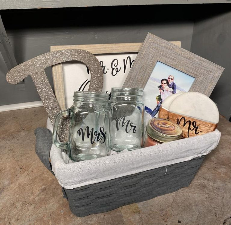 Gift Ideas For Newly Married Couple
 15 Best Engagement Gift Basket Ideas for Couples wedding